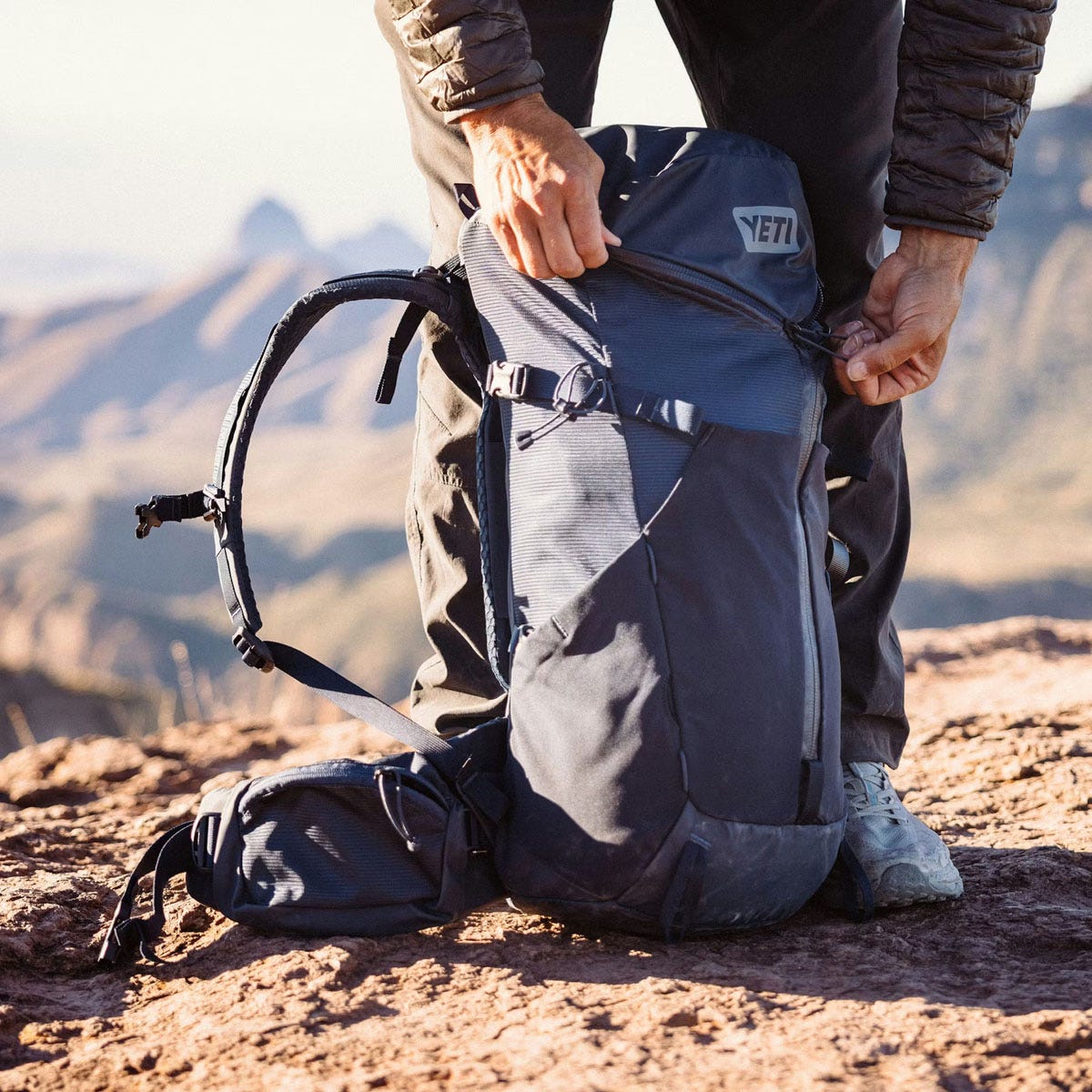 yeti-m-skala-32l-backpack_classic-navy__21.jpg